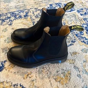 *LIKE NEW* Dr Martens Chelsea Boots Ladies size 8